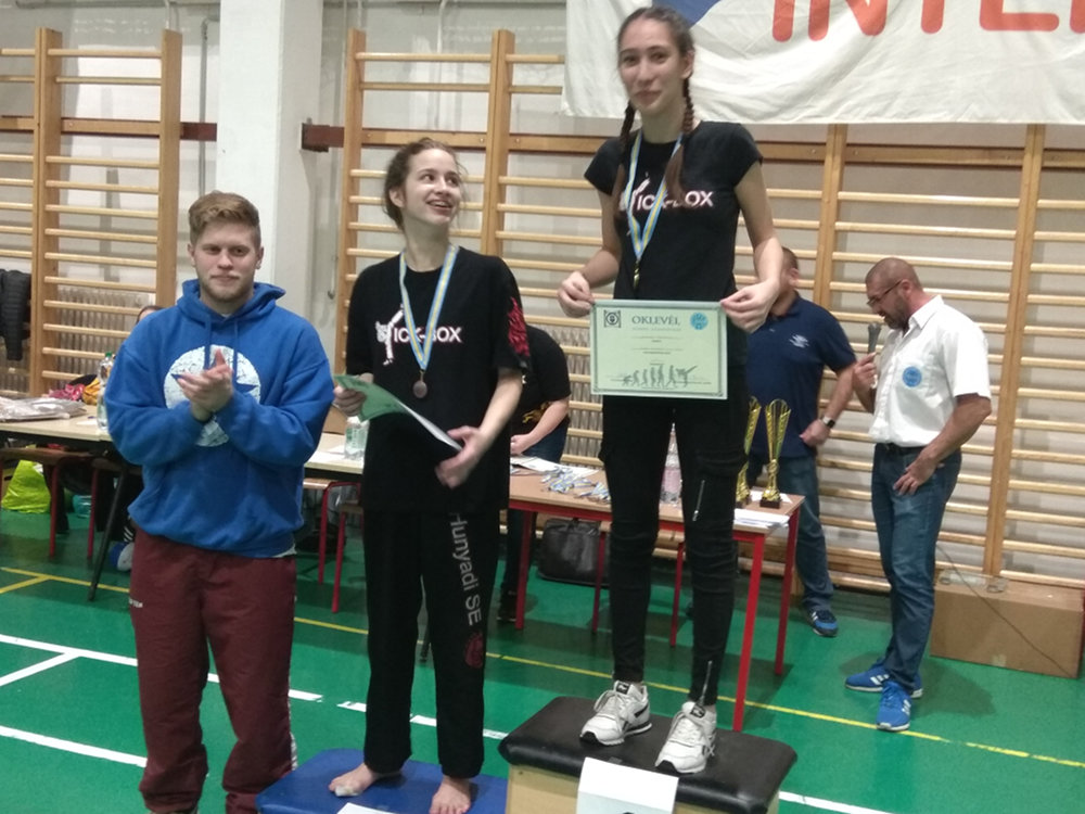 díj 2
